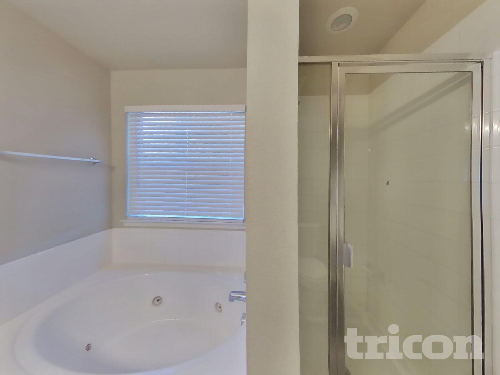 Building Photo - 1915 Pin Oak Ln