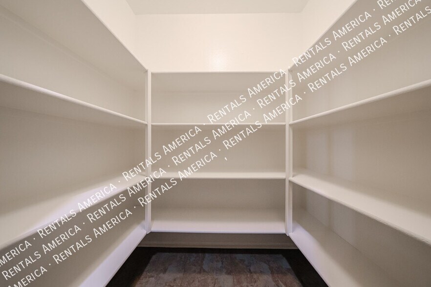 Building Photo - 43608 Caven Dr