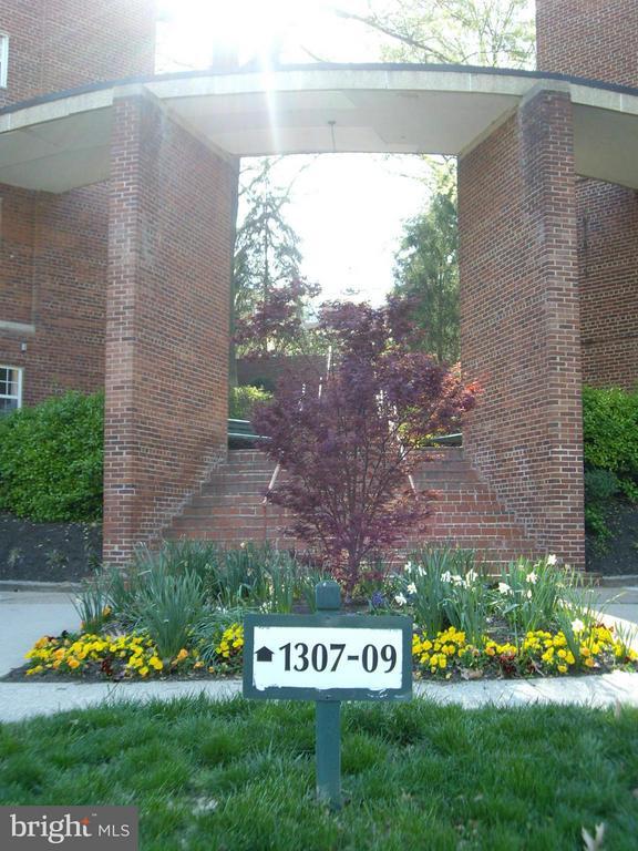 Building Photo - 1320 Fort Myer Dr