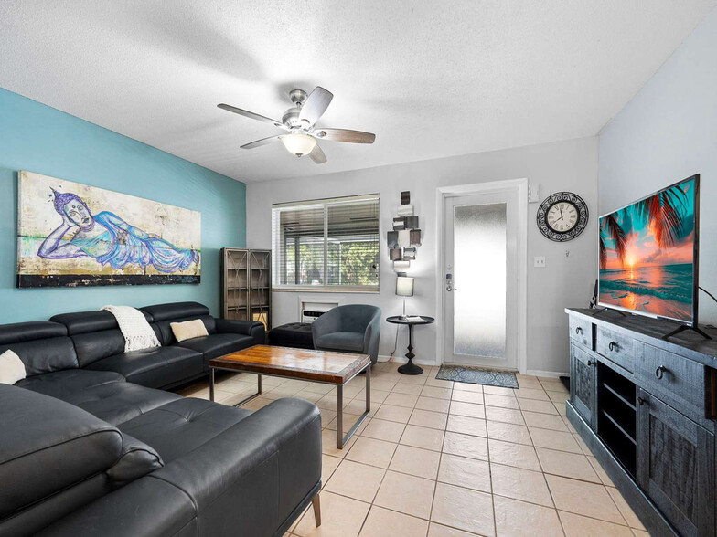 Primary Photo - 2225 NE 14th Ave