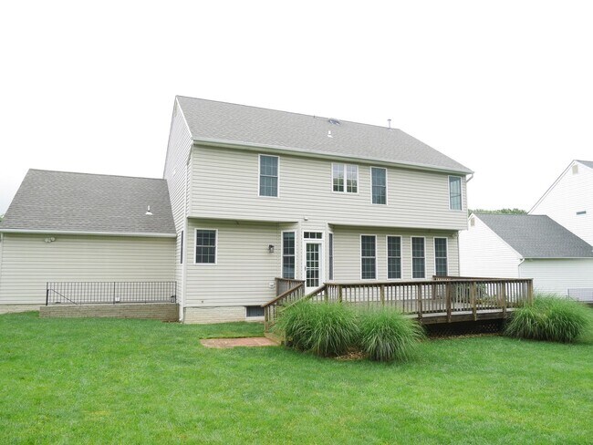 Building Photo - Spacious & Stylish 4-Bedroom Home with Fin...