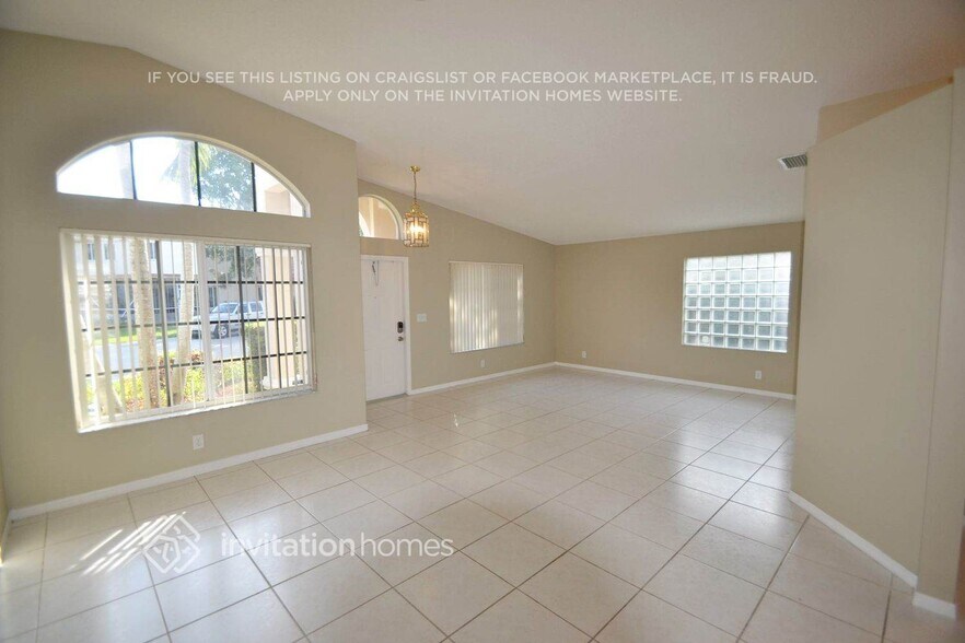 Building Photo - 10841 SW 14th Ct