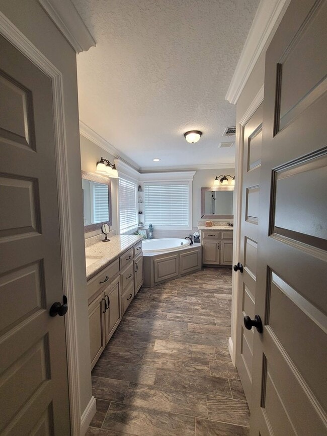 Building Photo - Beautiful 4BD/2BA Home with Screened Patio...