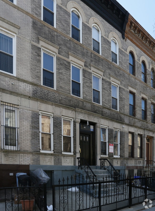 Building Photo - 656 Macdonough