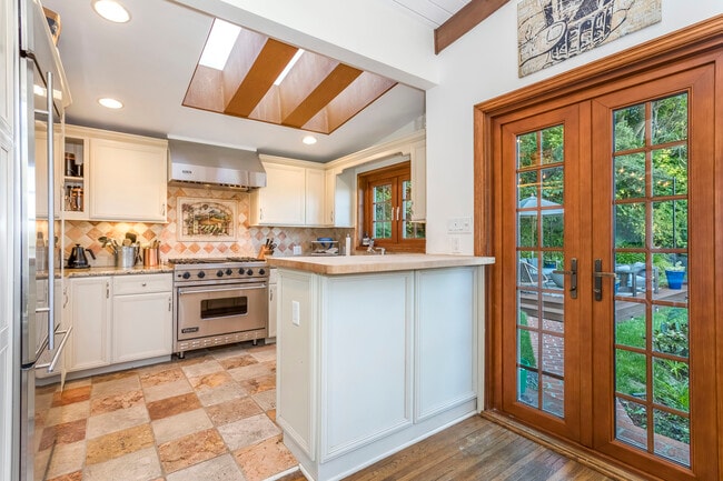 Building Photo - 2385 Sunset Heights Dr