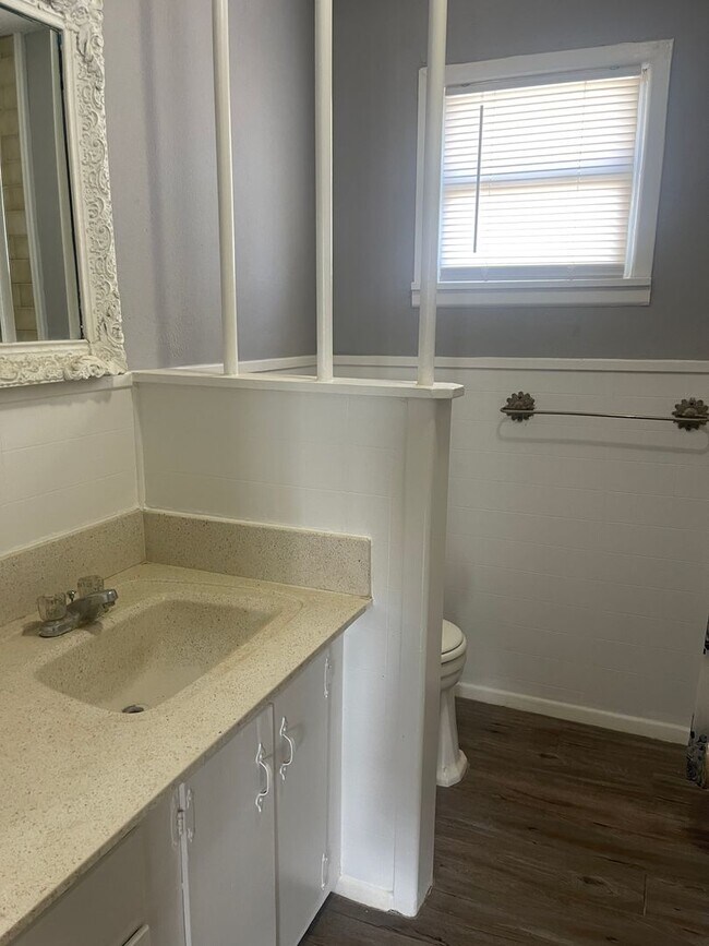 Building Photo - Move in Special! $200 off First Month! Adorable 2 Bedroom with 2 Car Garage Close to Hospitals an...