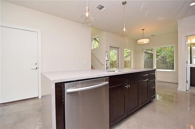 Building Photo - 5405 Sunshine Dr