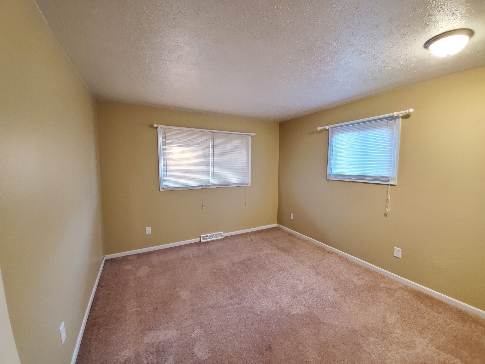 Building Photo - 2513 Zircon St NE