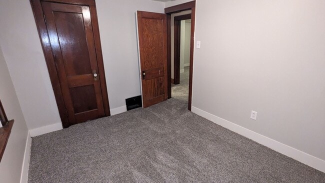 Building Photo - Charming 3-bedroom, 1-bathroom home located in the vibrant city of Akron