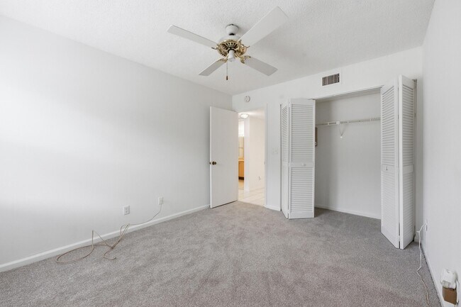 Building Photo - 9633 Riverside Dr