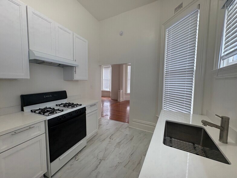 Building Photo - 2433 Buena Vista Ave