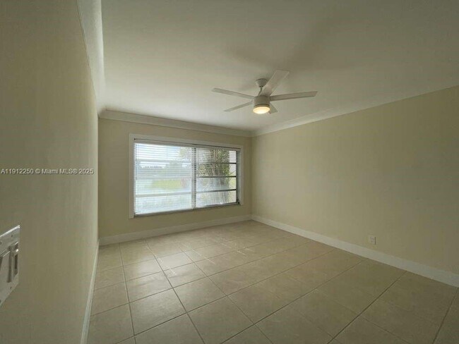 Building Photo - 2950 N Palm Aire Dr