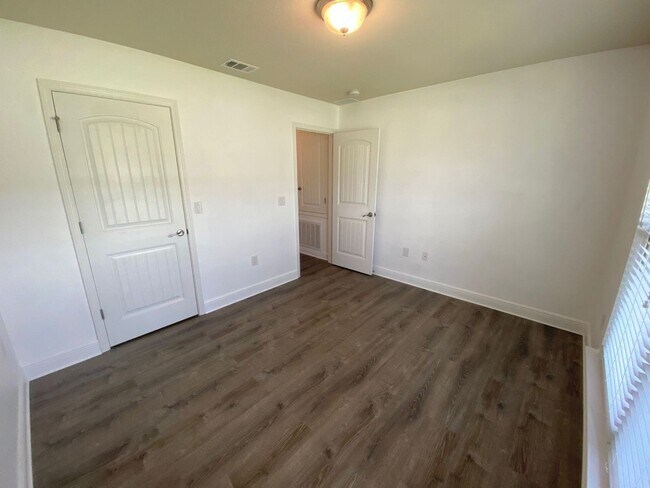 Building Photo - Gulf Breeze - Bay Ridge Park - 4 bedroom, 2 bathroom
