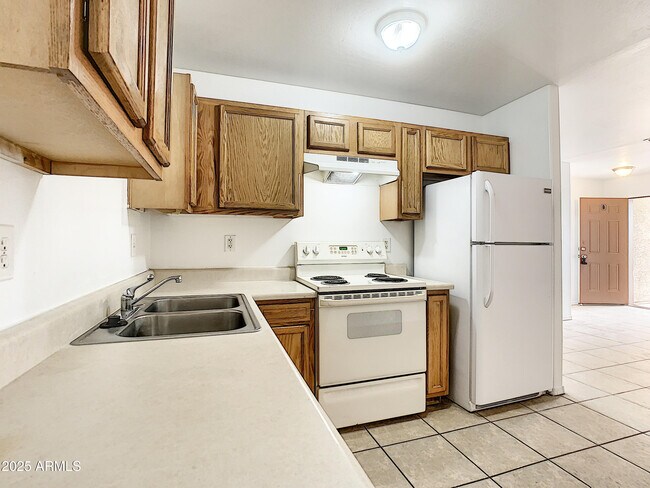 Building Photo - 4205 N Montezuma Dr