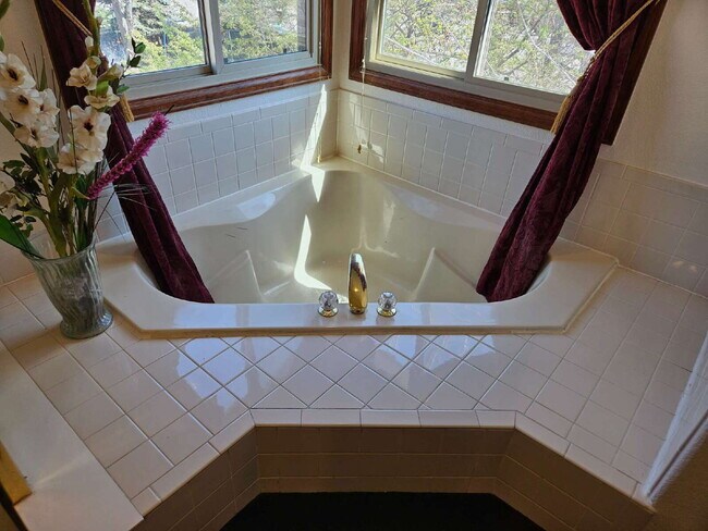 Building Photo - 5 Bedroom/ 4 Bath Two-Story in Governors Place