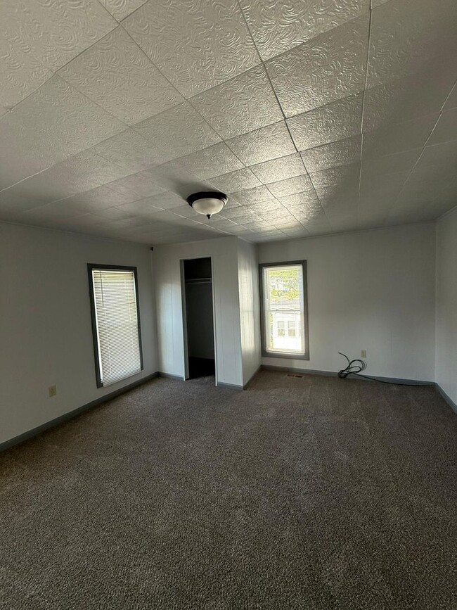 Building Photo - Nicely updated and spacious 3 bedroom hous...