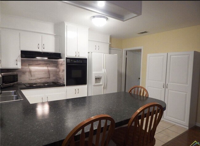 Building Photo - Coming Soon! Beautiful 3 bedroom 2 bath ho...