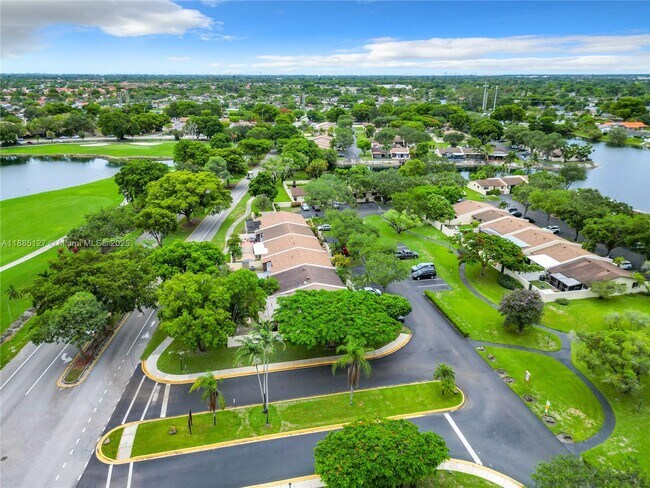 Building Photo - 13804 Kendale Lakes Dr
