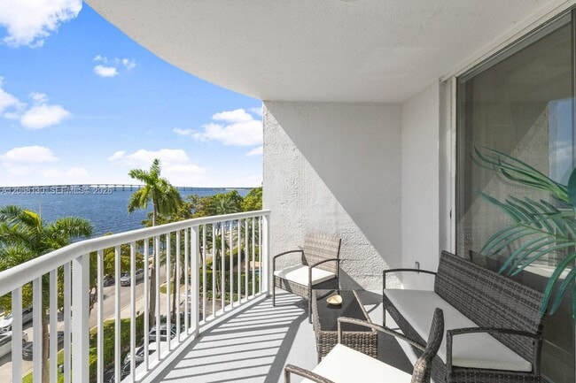 Building Photo - 1420 Brickell Bay Dr