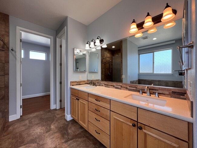 Building Photo - FANTASTIC 2 STORY HOME, 3 bedroom, 2.5 bat...
