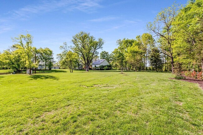 Building Photo - 405 Webb Rd W