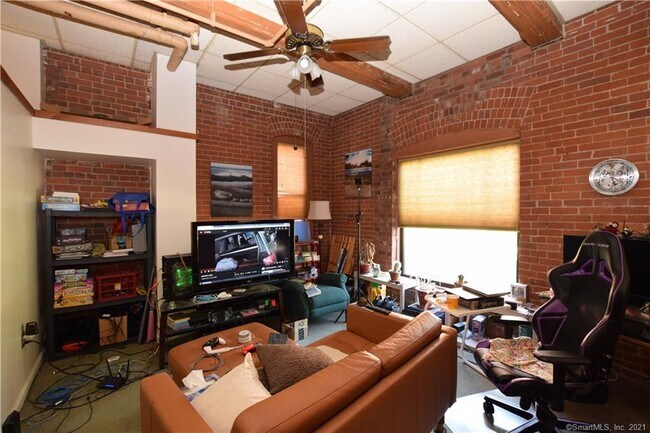 Building Photo - 222 Williams St E