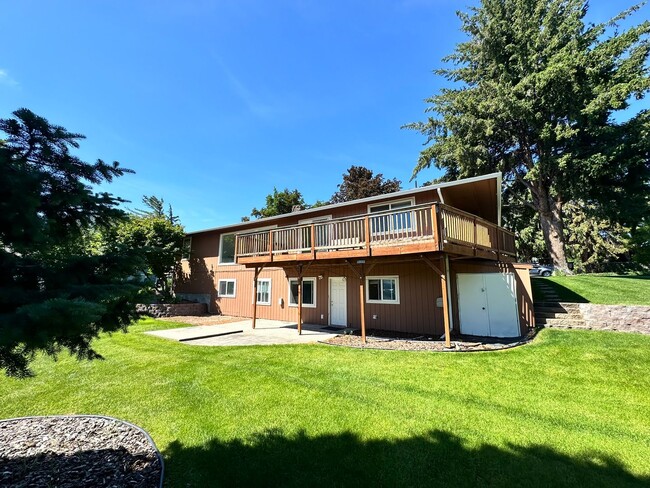 Building Photo - Stunning 3 Bedroom and 3 Bathroom Home, La...
