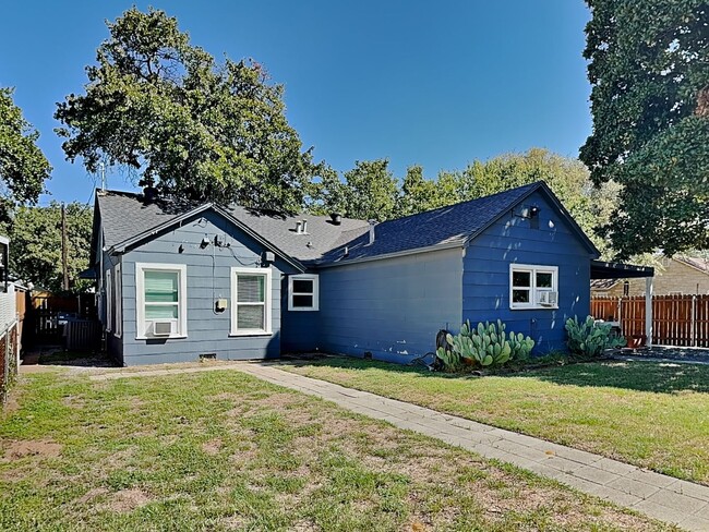 Building Photo - Updated & Modern Home Built in 1940's this is a must see! Hidden Gem!