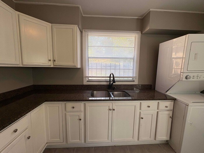 Building Photo - 4409 Ave I