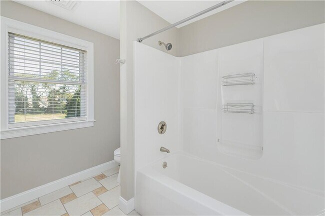 Building Photo - 18 Vanderbilt Ln