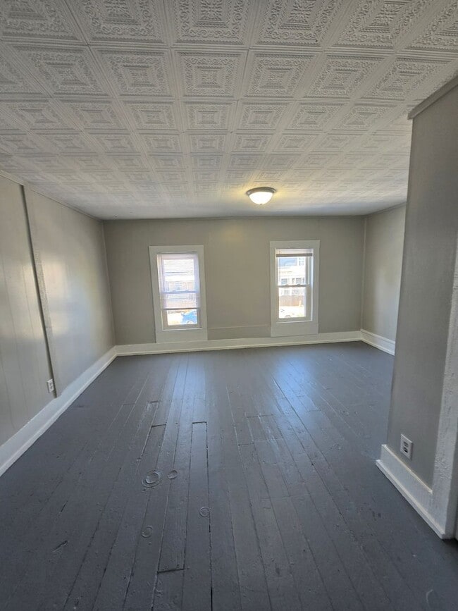 Building Photo - Two Bedroom W/ Den Home located near Oliver Street and Kentucky Avenue