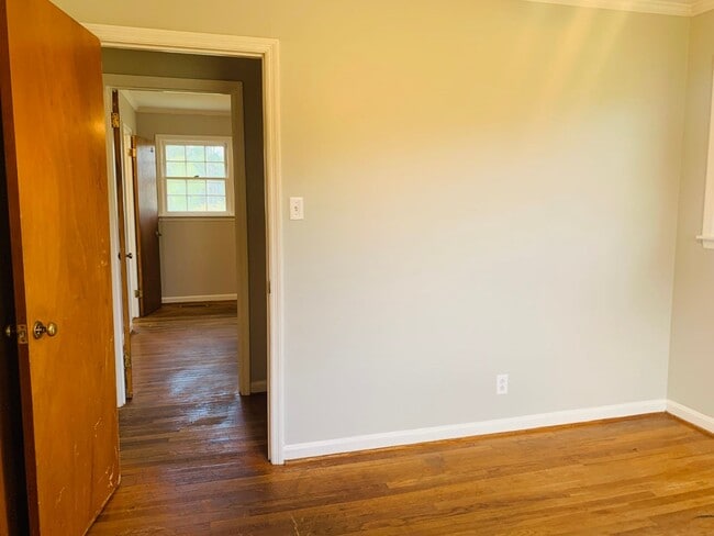 Building Photo - Welcome home! 3 bed, 1.5 bath, newly renov...