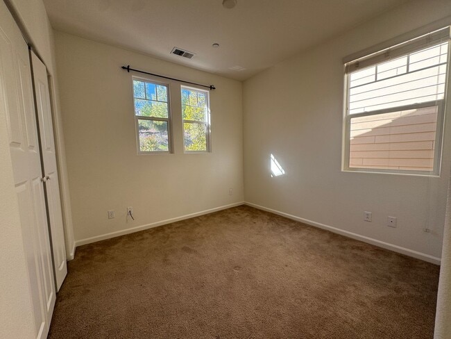 Building Photo - Gorgeous 4 Bedroom Home! Close to Great Sc...