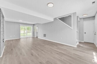 Building Photo - *NEWLY RENOVATED* 3 Bedroom Townhouse in D...