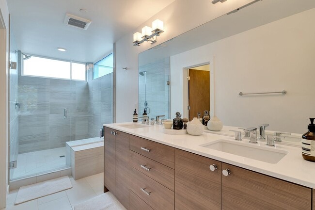 Building Photo - Modern stylish Madison Valley home