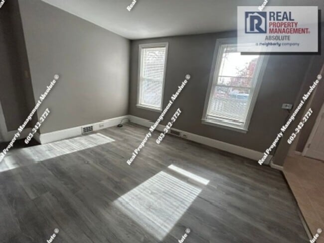 Building Photo - Large First-Floor 3BR Near Downtown Manchester