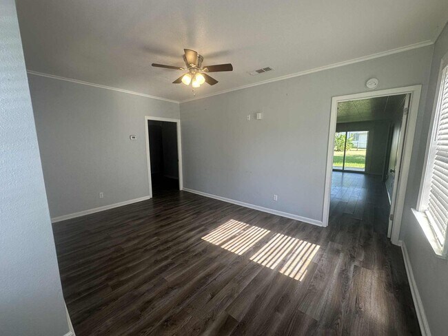 Building Photo - Cozy remodeled home