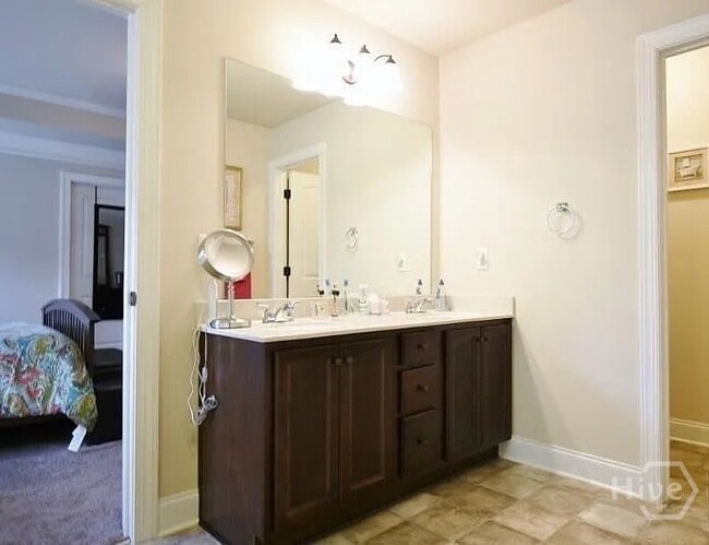 Building Photo - 157 Putters Dr