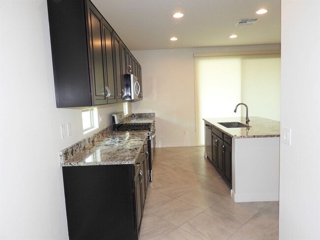 Building Photo - 4 Bedroom 2.5 Bathroom