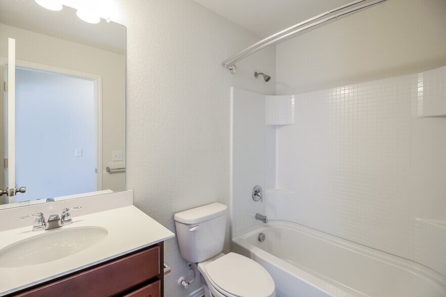 Building Photo - 1449 Vernon Dr