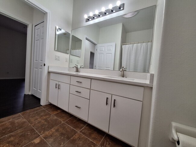 Building Photo - Charming 3-Bedroom Home with Spacious Back...