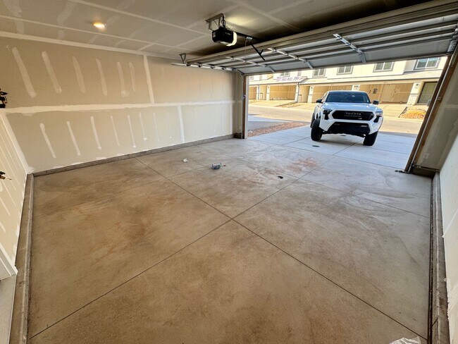 Building Photo - Brand New Long Valley Town home!!
