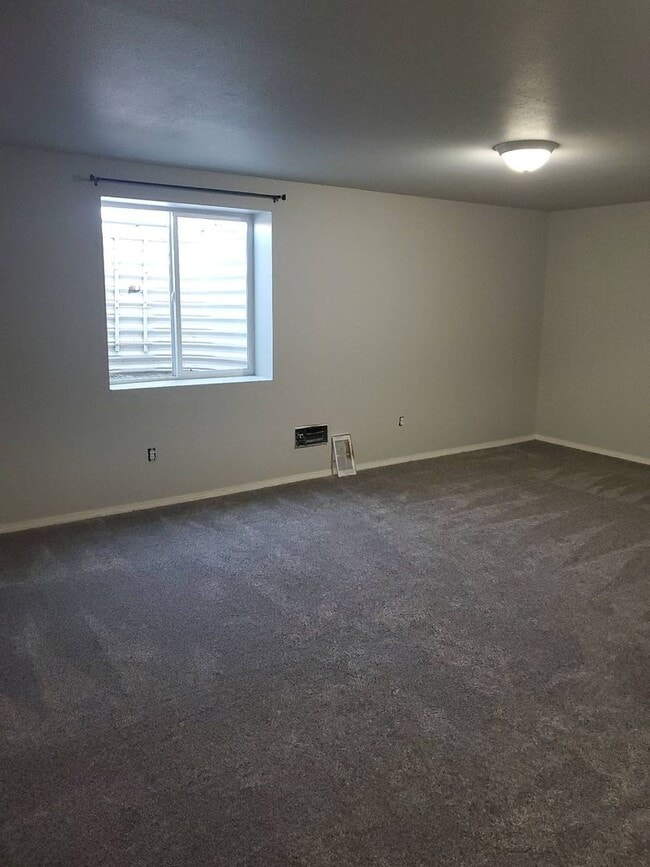 Building Photo - Wonderful 3 bedroom 2 bath Duplex in Post ...