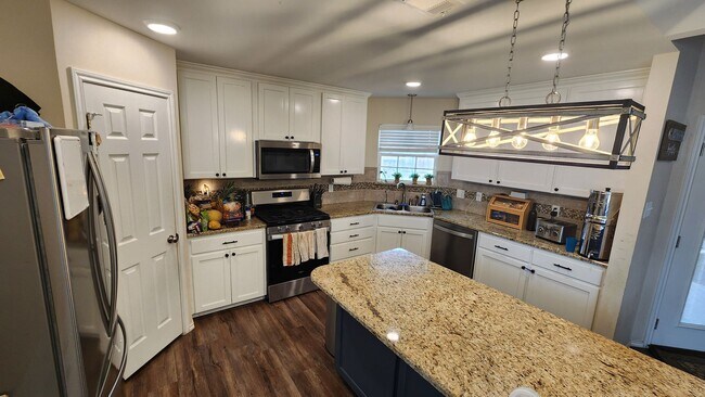 Building Photo - New, Gorgeous 4 bedroom, 3 bathroom home C...