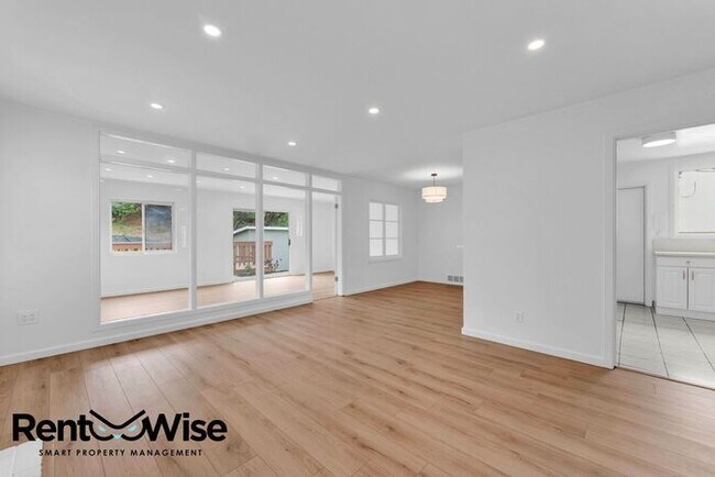 Building Photo - 110 Cuesta Dr