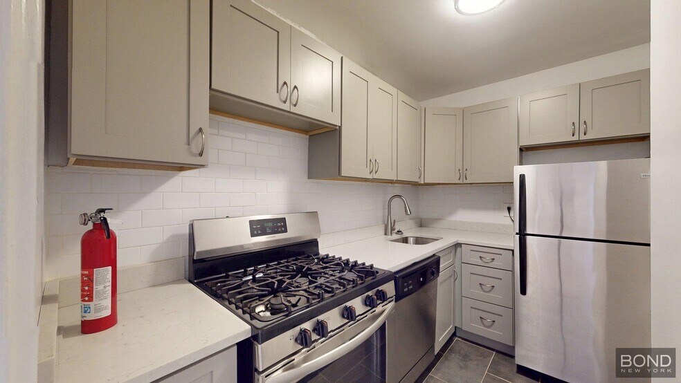 Building Photo - 340 E 74th St