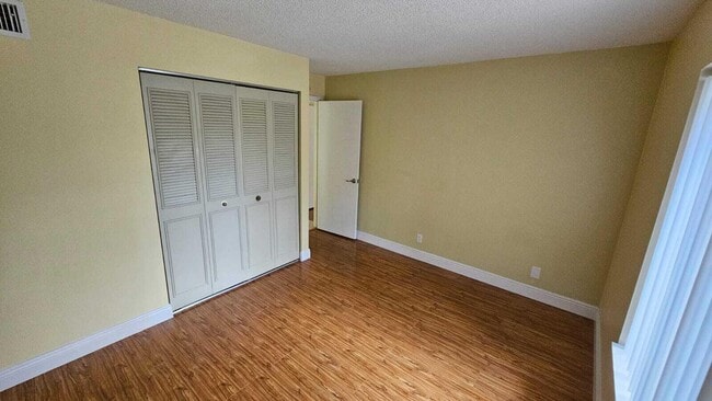 Building Photo - 205 Foxtail Dr