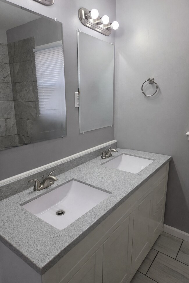 Building Photo - 715 N Kokomo Ave