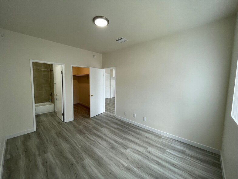 Building Photo - 11459 Collins St