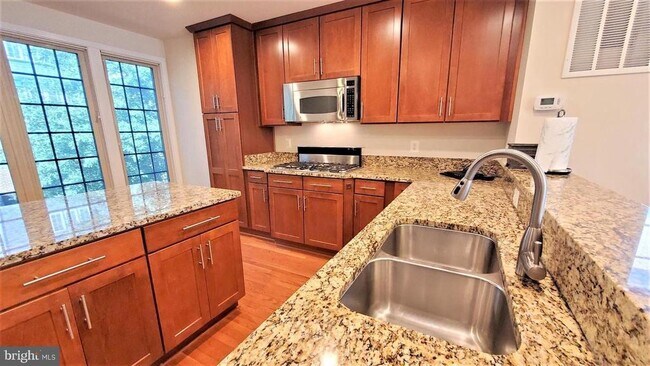 Building Photo - 9700 Cedar Farm Cir